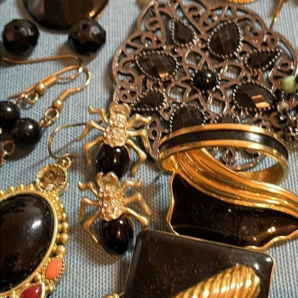 Black single earring lot, vintage to now, 55+ pieces - Picture 6 of 12